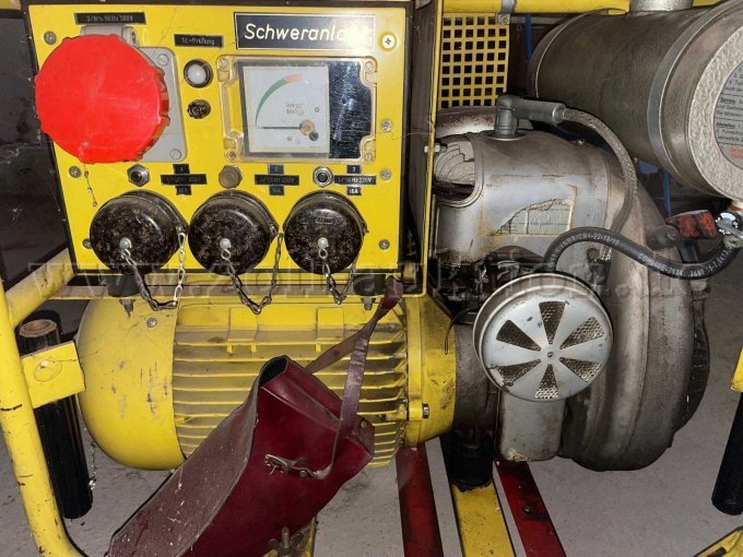 Seitenansicht mit Anzeigeinstrumenten