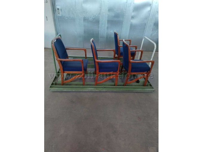 Ansicht mit Stühlen (Stühle nicht Teil der Auktion)