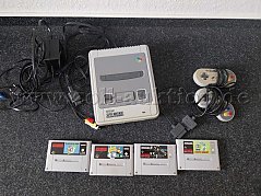 Konsole mit Spielen und Controller sowie Kabel