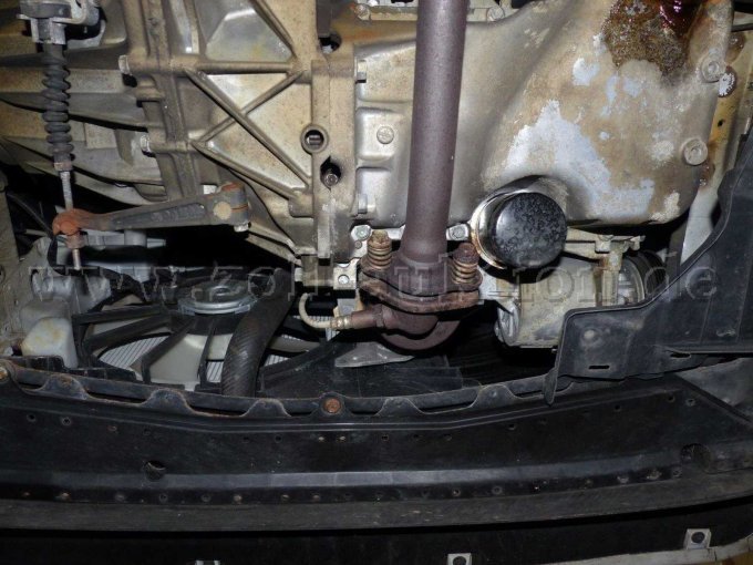 Drunteransicht vorne - Motor ölfeucht