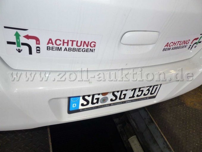 Heckklappe und Stoßstange mit Kratzern