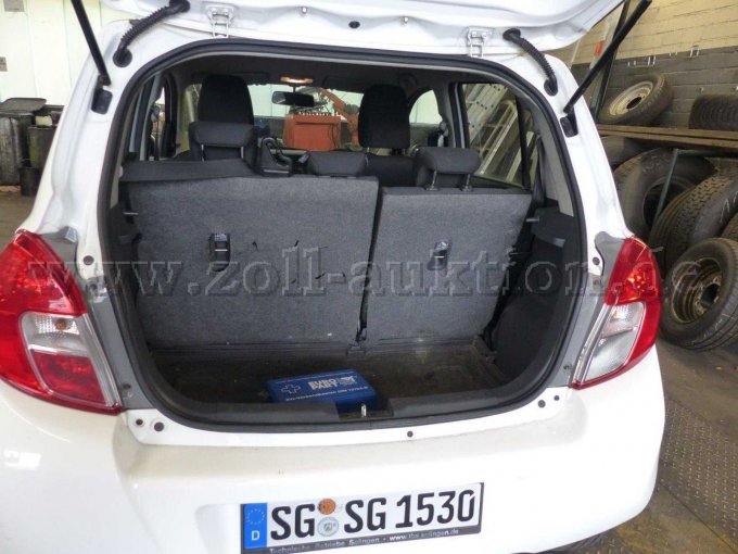 Kofferraumverkleidung teilweise beschädigt