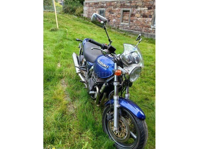 Suzuki von vorne rechts