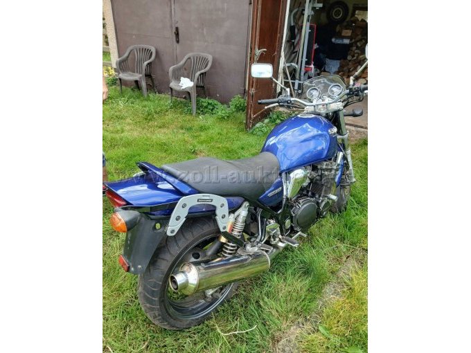 Suzuki von hinten rechts