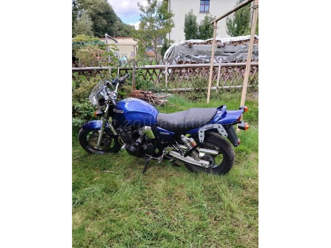 Suzuki von links