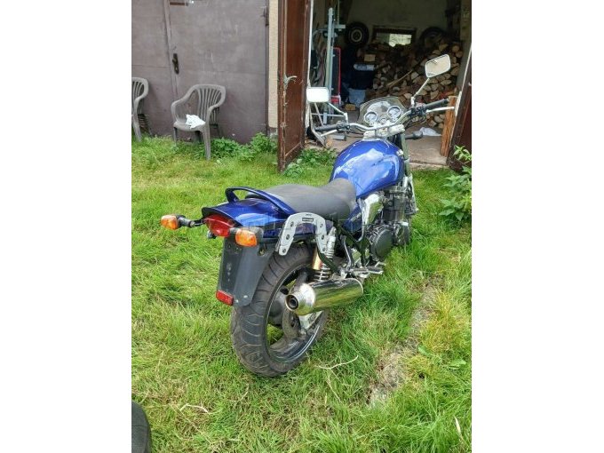 Suzuki von hinten rechts