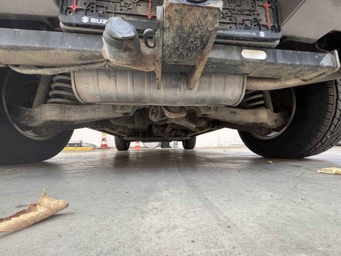 Unterboden mit Auspuffanlage