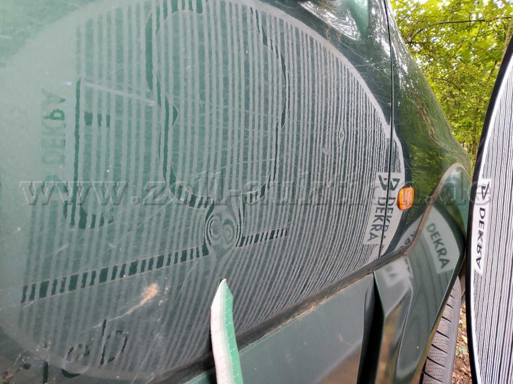 Tür rechts eingedellt und verschrammt