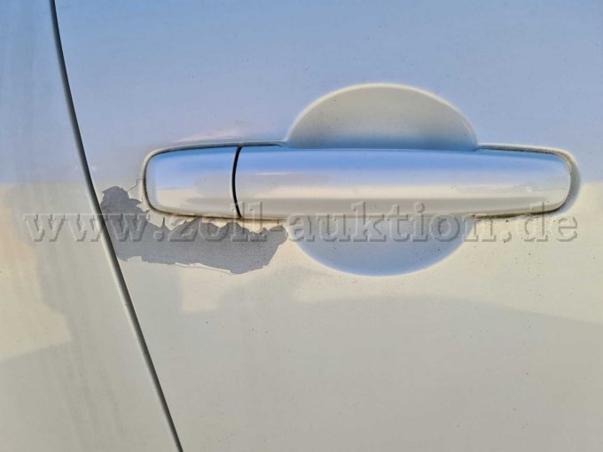 Beschädigte Tür vorne rechts