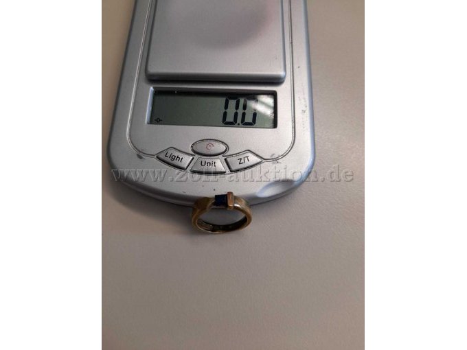 1. Ring (mit dunkelblauem Stein)