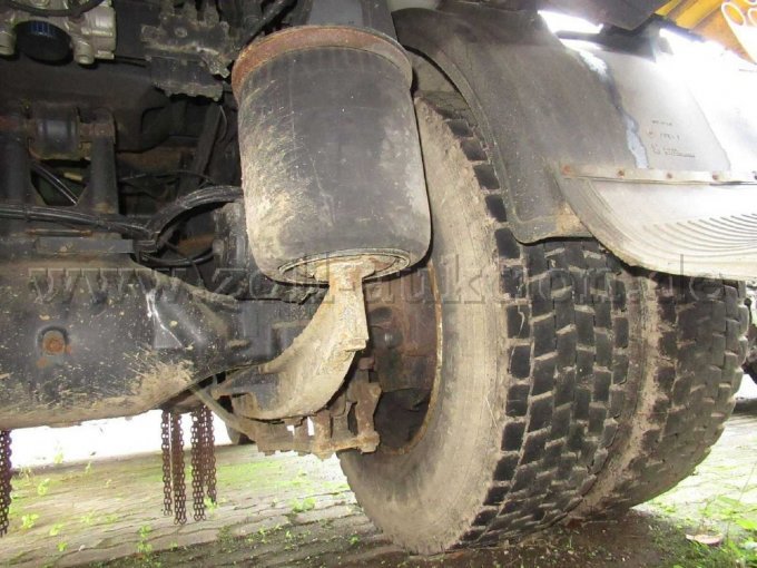 Bild 15 Bremsen vorne + hinten mit Korrosion bzw. Verschleiß. Korrosion an Rahmen, Aufbauten und Anbauteilen + Verstärkungen