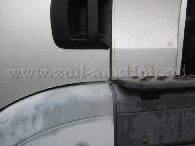 Bild 11 Lackschäden am Fahrerhaus und Anbauteilen