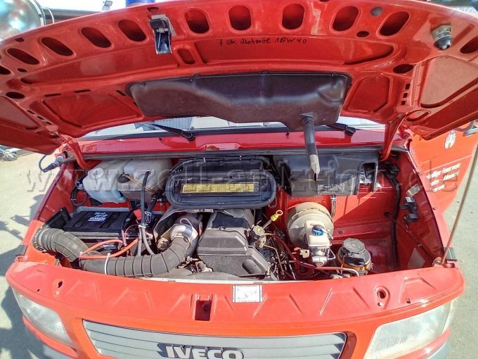 Fahrzeug vorne, Motorhaube geöffnet