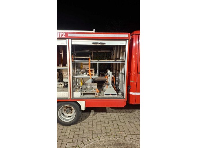 Rechter Geräteraum vorn