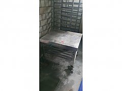 Seitenansicht Tisch und Wagen