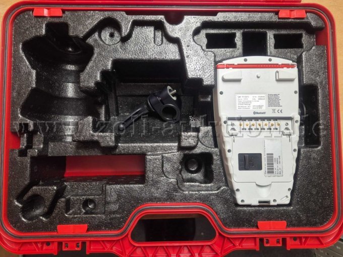 Transportkoffer mit Tachymeter-Controller und Stabklemme.