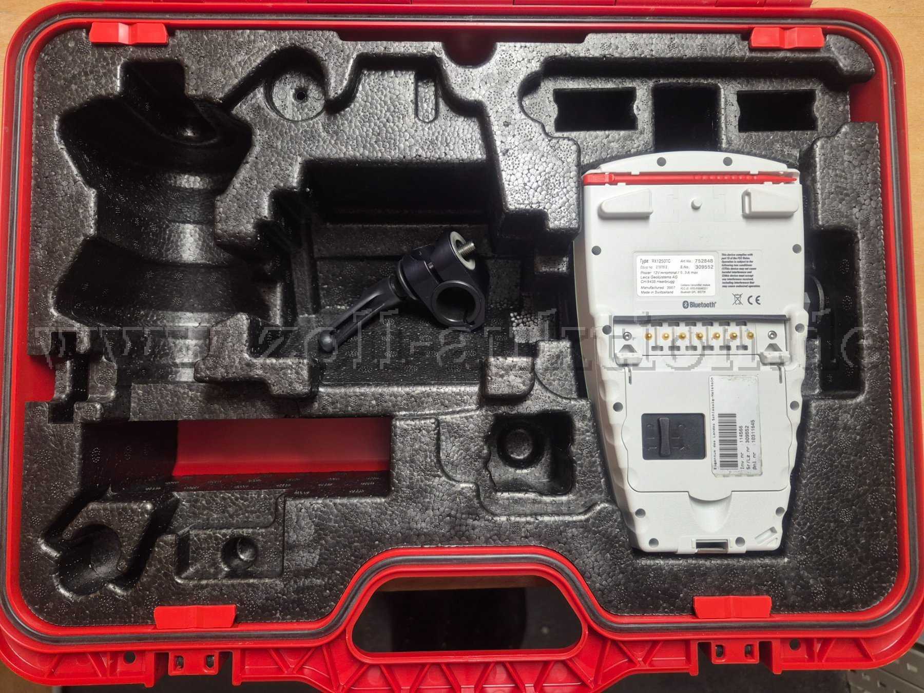 Transportkoffer mit Tachymeter-Controller und Stabklemme.