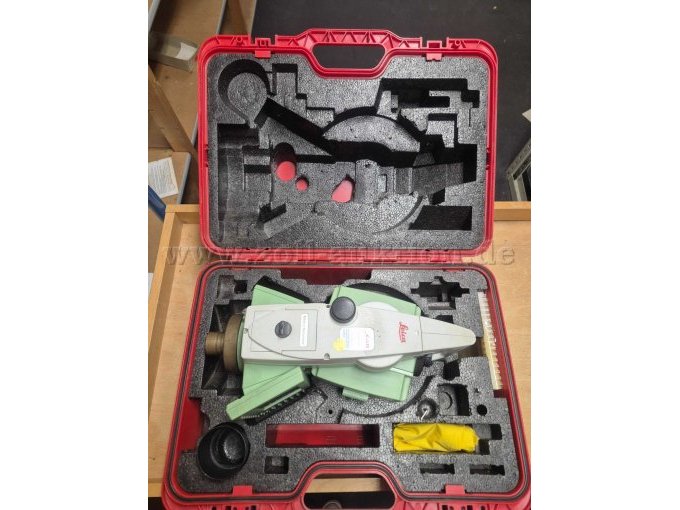 Transportkoffer mit Tachymeter, Sonnenblende und Regenhaube.