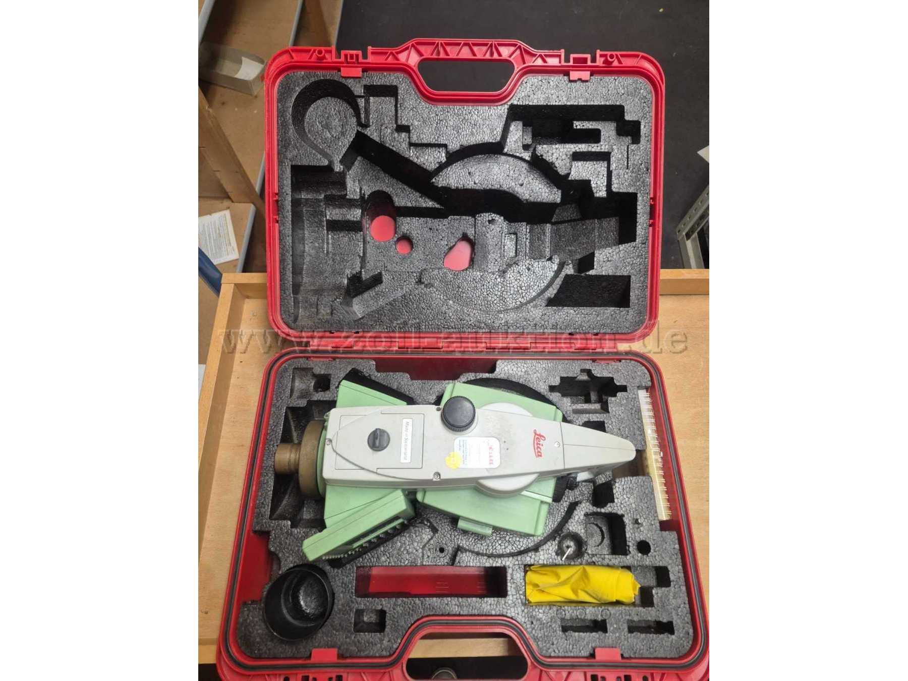 Transportkoffer mit Tachymeter, Sonnenblende und Regenhaube.