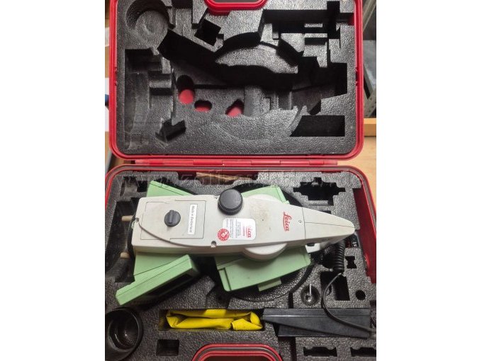 Transportkoffer mit Tachymeter, Schnell-Ladegerät und Regenhaube.