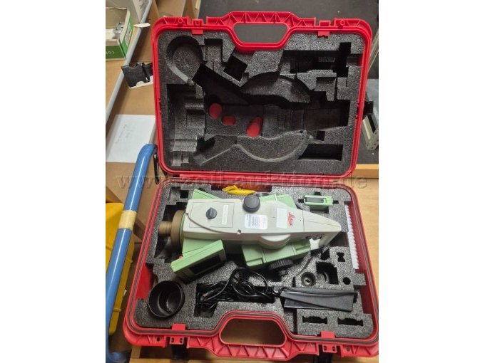 Transportkoffer mit Tachymeter und Ladegerät.