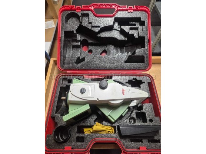 Transportkoffer mit Tachymeter, Regenhaube, Ladegerät und Sonnenblende.