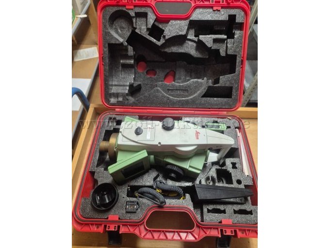 Transportkoffer mit Tachymeter, Ladegerät und Sonnenblende.
