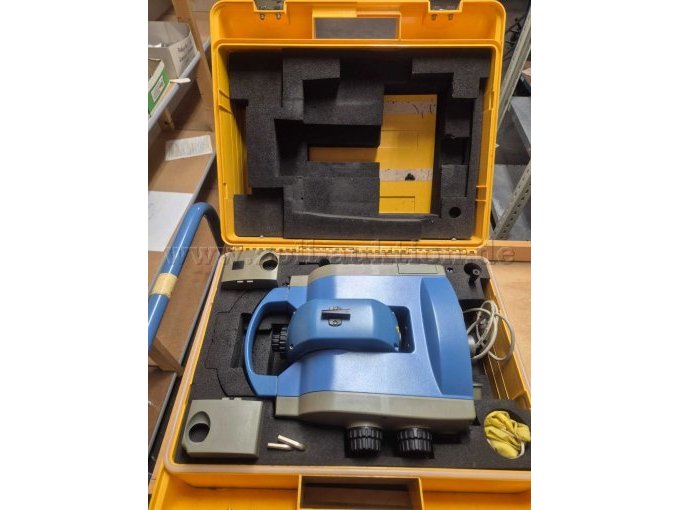 Transportkoffer mit Tachymeter, Inbusschlüssel, Akkus, Regenhaube, Kabel