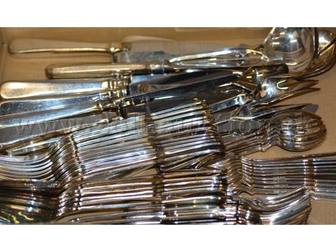 1 Tafelbesteck
Robbe & Berking
versilbert 150/-