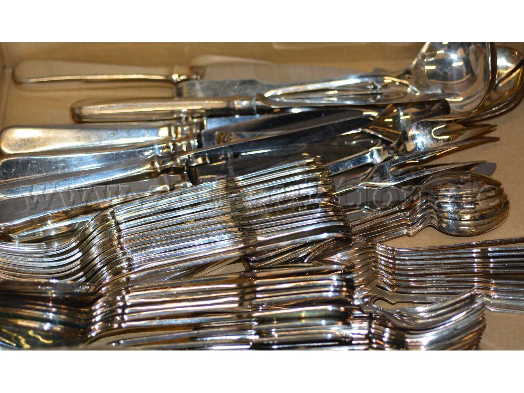 1 Tafelbesteck
Robbe & Berking
versilbert 150/-