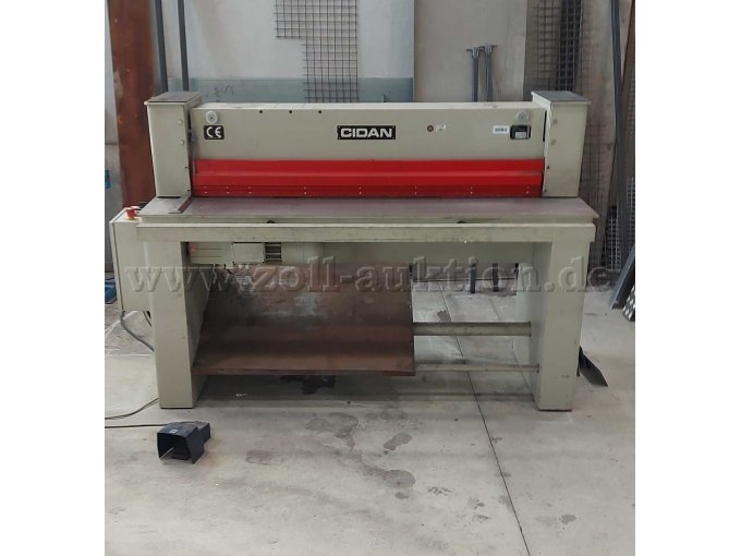-	Baujahr 12/2000
-	3 KW Getriebemotor mit Bremse
-	handbedienter Breitenanschlag 0 – 750mm
- Winkelanschlag
- Zustand weitgehend rostfrei
- normale Gebrauchsspuren aufgrund des Alters