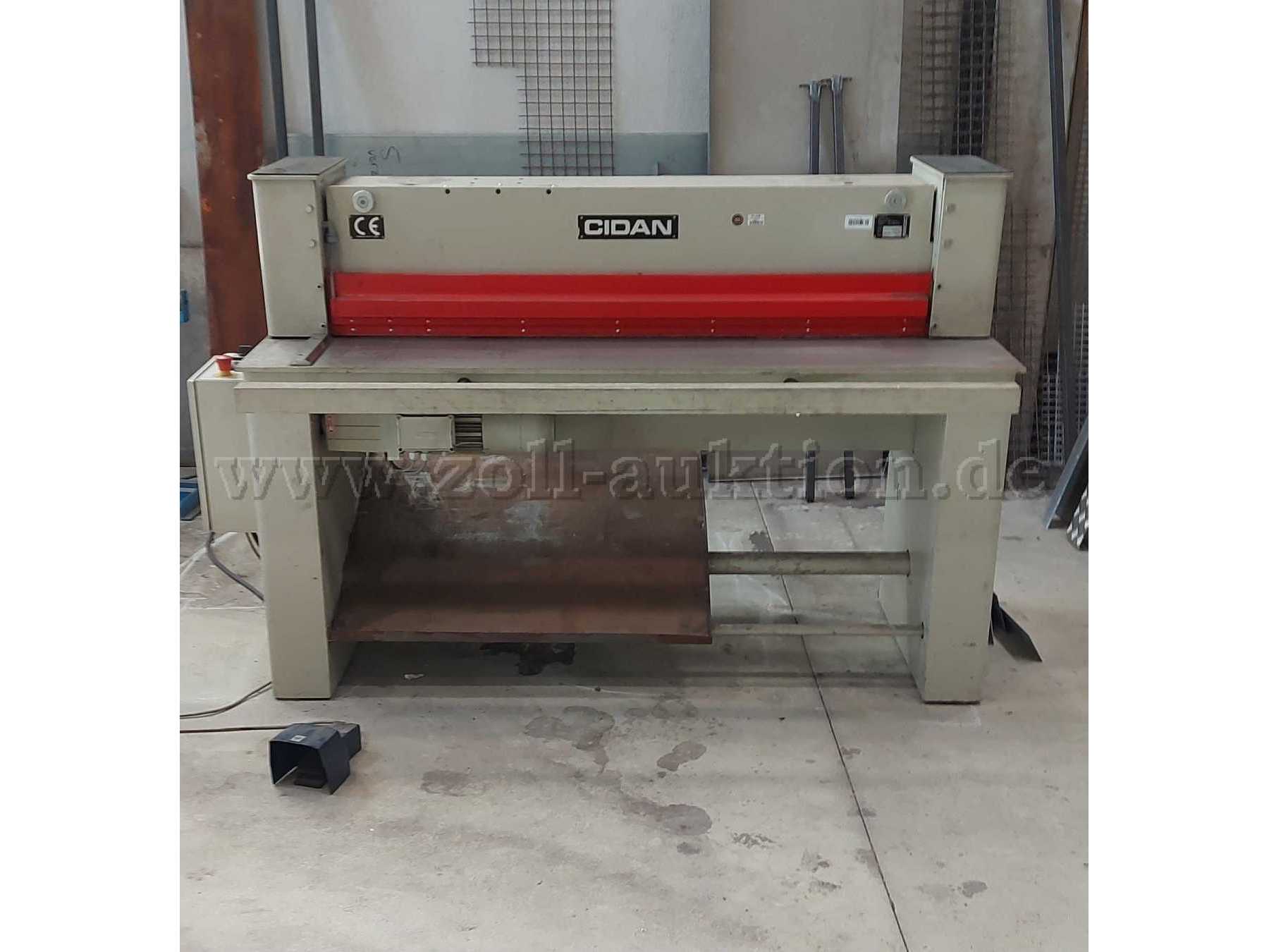 -	Baujahr 12/2000
-	3 KW Getriebemotor mit Bremse
-	handbedienter Breitenanschlag 0 – 750mm
- Winkelanschlag
- Zustand weitgehend rostfrei
- normale Gebrauchsspuren aufgrund des Alters