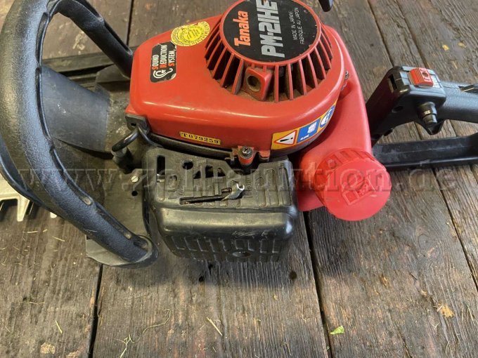 Tanaka Heckenschere, Motorgehäuse mit Identifikationsnummer