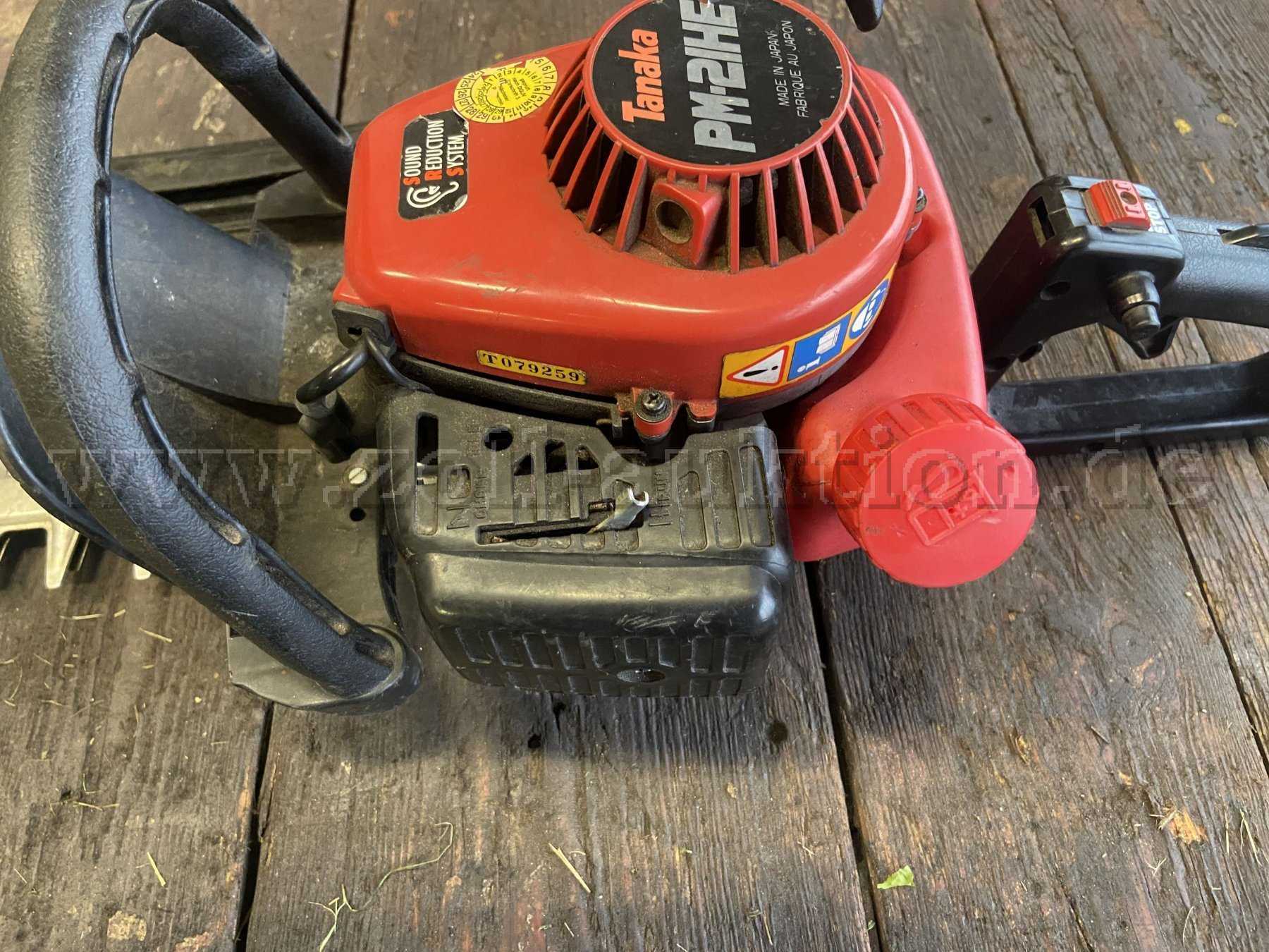 Tanaka Heckenschere, Motorgehäuse mit Identifikationsnummer