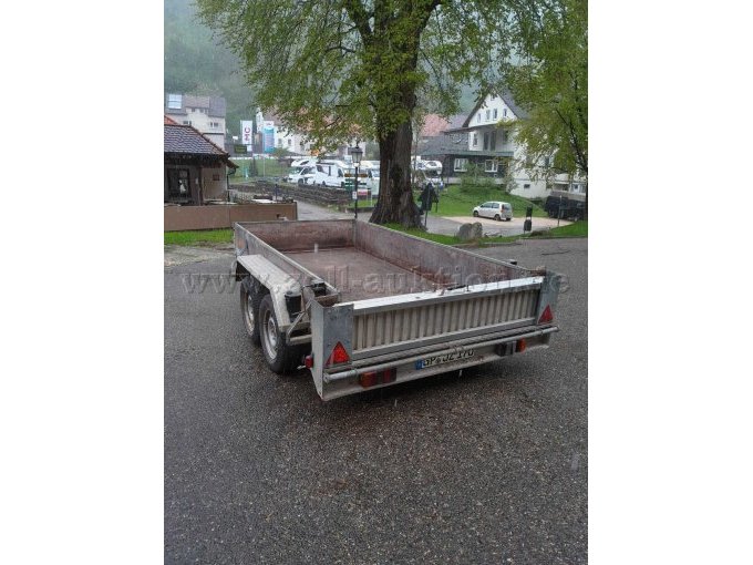 Tandem-Anhänger von hinten