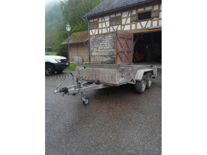 Tandem-Anhänger von vorne mit Anhängerkupplung
