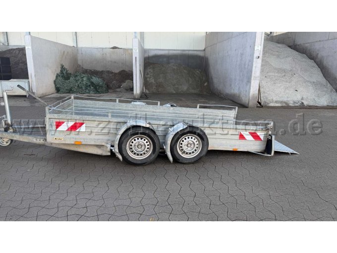 Tandem Absenkanhänger linke Seite abgesenkt