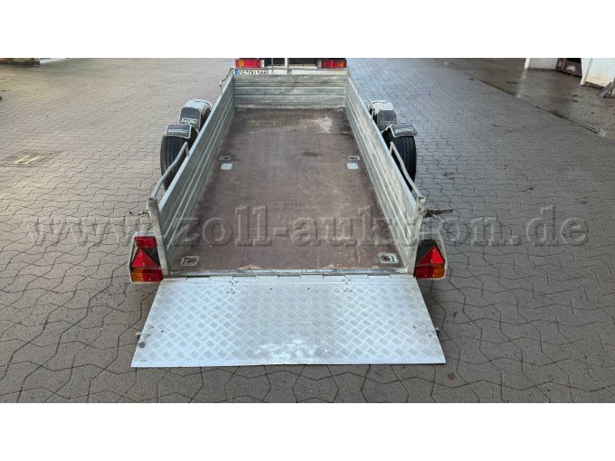 Tandem Absenkanhänger abgesenkt mit Auffahrrampe