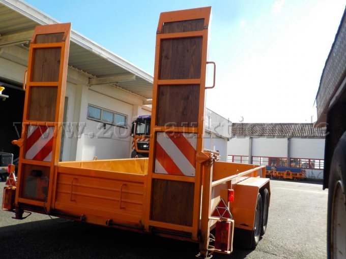 Heckansicht Tieflader