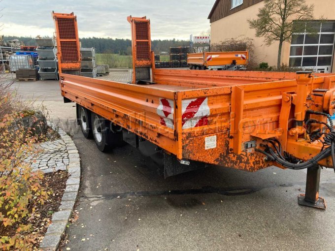 Seitlich von links mit Staukästen