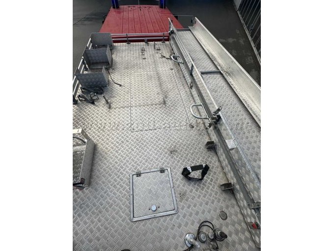 Dach mit Dachkasten und Steckleiterhalterung