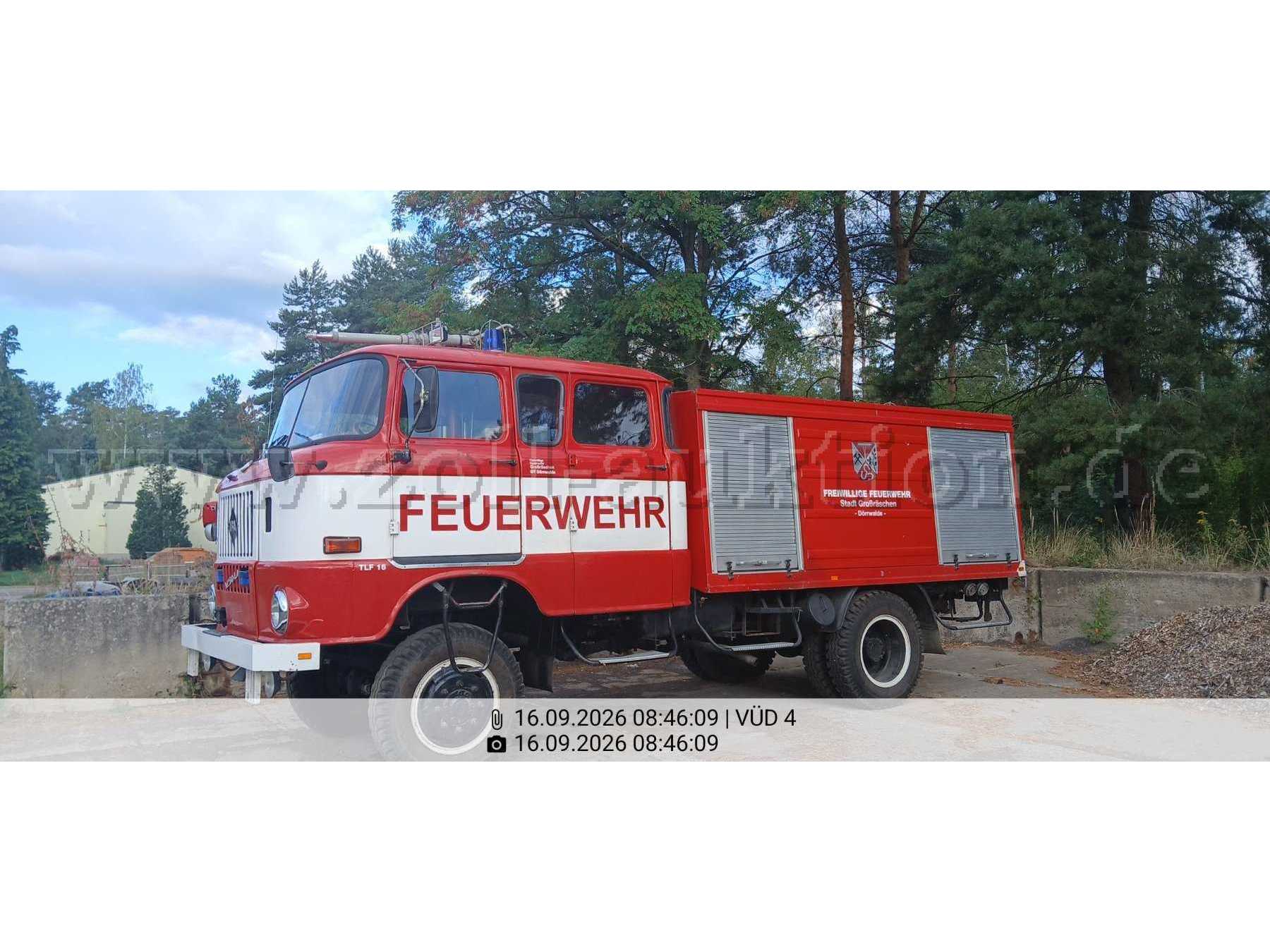 Feuerwehrfahrzeug von der Seite