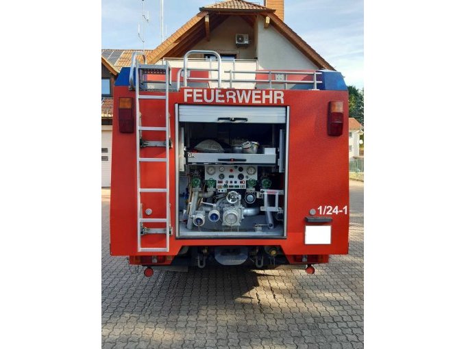 Gerteraum 5 mit Pumpenstand und geringe Lackschäden am Heck (rechts und links)