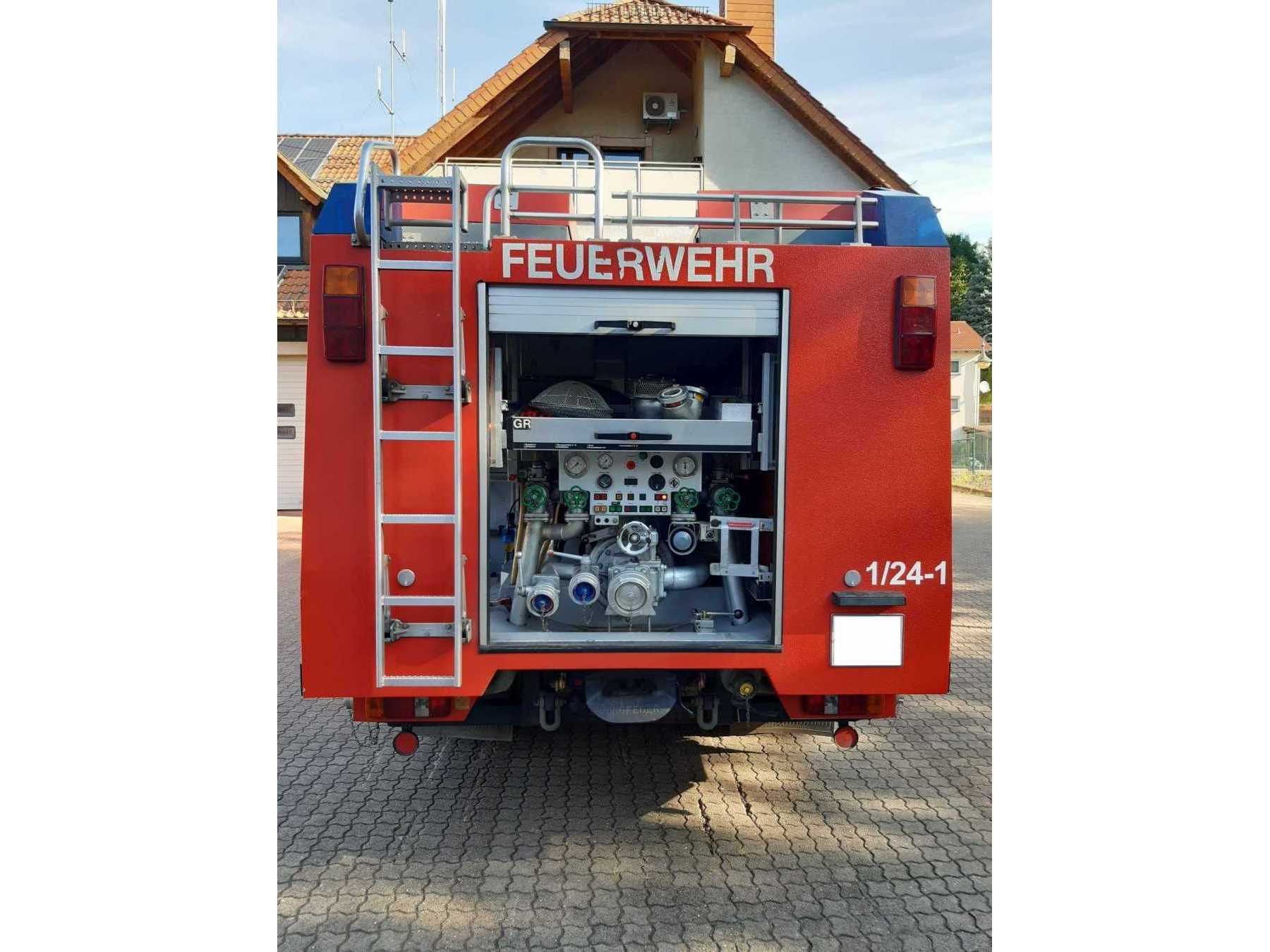 Gerteraum 5 mit Pumpenstand und geringe Lackschäden am Heck (rechts und links)