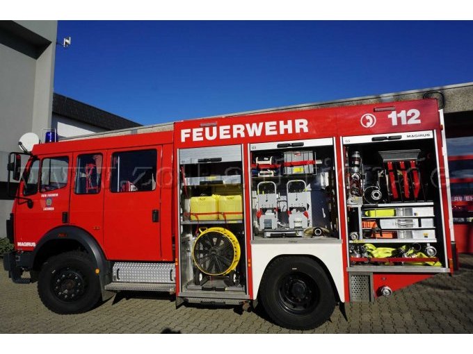 Seitenansicht links Geräteräume geöffnet