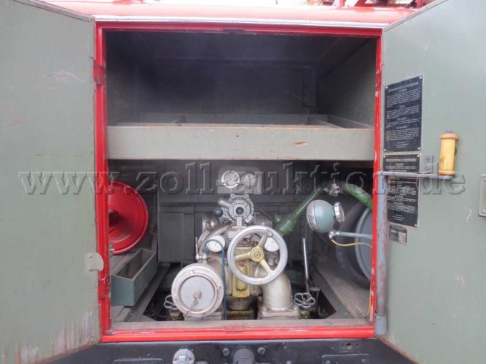 TLF 15 Geräteraum Rückseite mit Pumpe