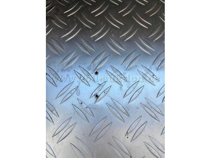 Montagelöcher von früheren Einbauten