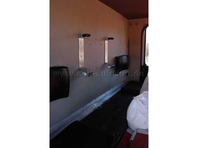 Innenraum Sitzbank in Fahrtrichtung mit Halterung