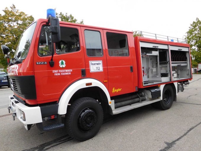 1 tankbluswagen TLF 16/25 van Mercedes-Benz, opgebouwd door Ziegler – foto 2 – kavel bij Zoll-Auktion, Feuchtwangen