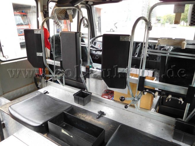1 tankbluswagen TLF 16/25 van Mercedes-Benz, opgebouwd door Ziegler – foto 7 – kavel bij Zoll-Auktion, Feuchtwangen